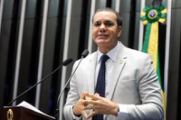 Ataídes Oliveira manifesta apoio ao impeachment de Dilma Rousseff