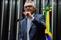 Dilma vai desmoralizar o Brasil no exterior, afirma Caiado 