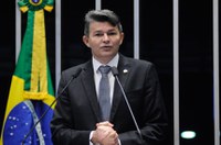 "Anatel age como advogada das operadoras", critica Medeiros 