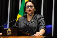 Fátima Bezerra lê manifesto de advogados públicos em defesa de Dilma