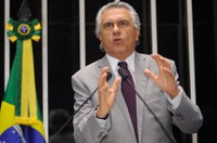 Ronaldo Caiado acusa Dilma de editar decretos irregulares de abertura de crédito 