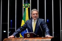 Alvaro Dias diz que Brasil precisa com urgência de uma reforma tributária