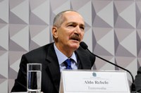 Ex-ministro Aldo Rebelo diz não ter sido alertado pelo TCU sobre créditos suplementares