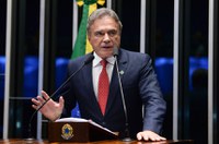 Alvaro Dias protesta contra queda na produção industrial do país