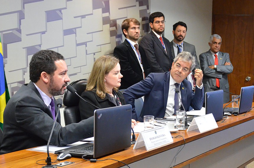 O ministro do Planejamento, Dyogo Oliveira (E), lembrou que o reajuste só terá vigência a partir de julho, com impacto na folha de pagamento de agosto