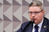 Relator aponta crimes e vota pela continuidade do impeachment de Dilma Rousseff