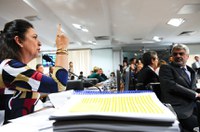 Kátia Abreu defende Dilma: 'Sistema político está podre e o que vale é a coalização da chantagem'