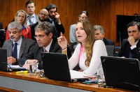 Vanessa Grazziotin manifesta voto contrário a relatório e critica governo Temer