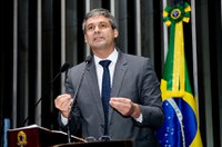 Lindbergh diz que menção a Temer na Lava Jato deveria levar à suspensão do impeachment