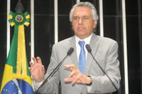 Ronaldo Caiado presta homenagem a Ivo Pitanguy