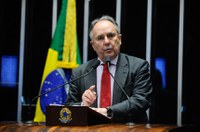 Cristovam diz que retorno de Dilma seria 'irresponsabilidade com o país'