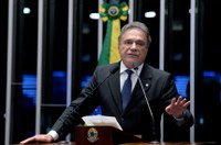 População exigiu o afastamento de Dilma, diz Alvaro Dias