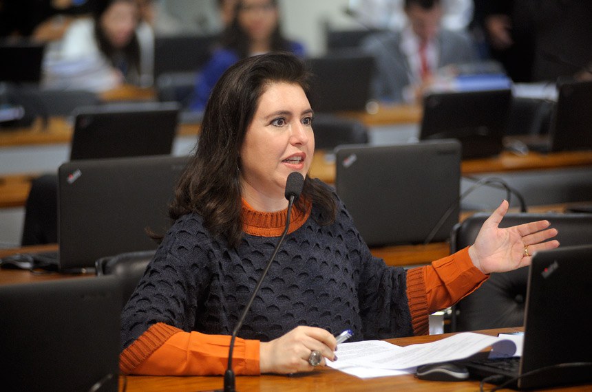 A senadora Simone Tebet, ao relatar o projeto de resolução na CCJ