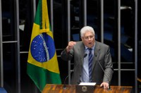 ‘A democracia está sendo julgada no Senado’, afirma Requião