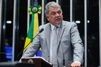 A Petecão, Dilma nega crimes nas operações de crédito