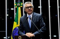 Caiado questiona por que bancos privados não sofreram com pedaladas