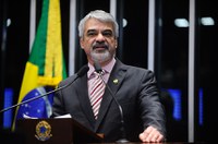 Dilma confirma apoio a plebiscito e condena 'estelionato eleitoral'