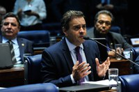 Para Aécio, Dilma venceu eleições 'faltando com a verdade'