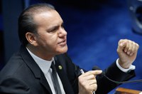 Governo do PT gastou 'um rio de dinheiro e gastou mal', diz Ataídes Oliveira