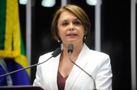 Julgamento de Dilma é 'teatro dos absurdos', diz Ângela Portela