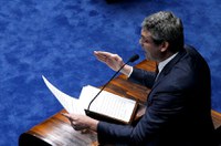 Lindbergh Farias acusa 'tribunal de exceção' e Dilma fala em 'programa reacionário'