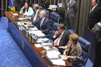 Dilma fala ao Senado e diz temer a 'morte da democracia'