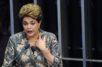 Dilma Rousseff mantém direito de exercer função pública
