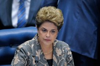 Um ano e oito meses depois de empossada, Dilma Rousseff deixa o poder
