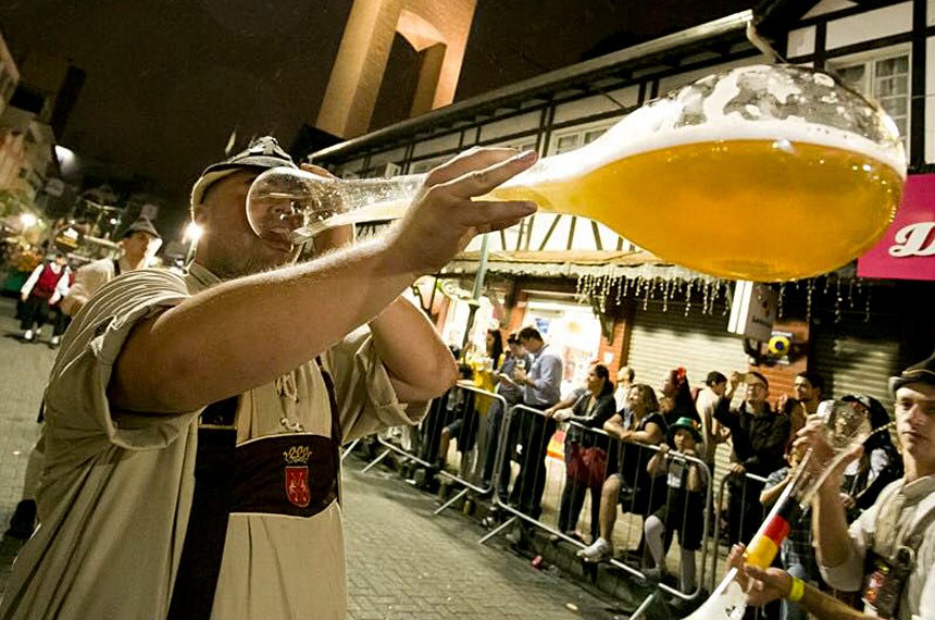 Criada na década de 1980 e conhecida como Festa da Cerveja, a Oktoberfest atrai milhares de turistas do Brasil a Blumenau