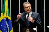 Alvaro Dias cobra do governo solução para a dívida pública