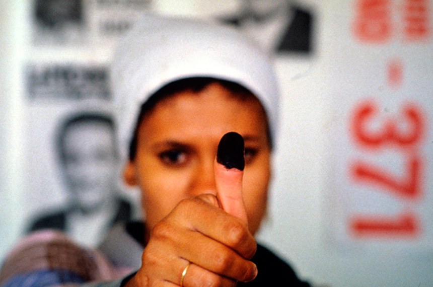 Analfabeta mostra polegar marcado com tinta após votar em 1986