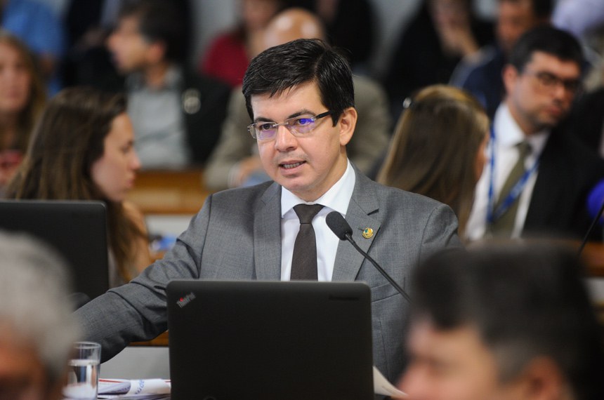 Senador Randolfe Rodrigues (Rede-AP) apresentou voto em separado - contrário ao do relator - à PEC dos Gastos (55/2016)