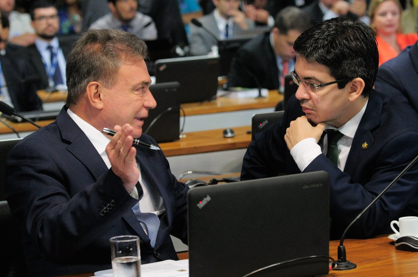 Senador Alvaro Dias (PV-PR), autor da proposta, e o relator, Randolfe Rodrigues (Rede-AP)