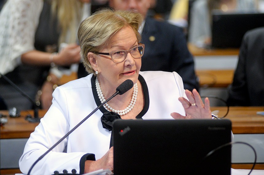 A senadora Ana Amélia (PP-RS) é a autora da PEC que dá fim ao voto obrigatório