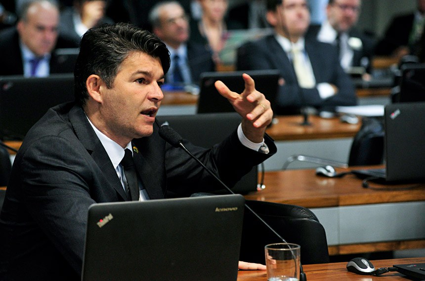 O senador José Medeiros (PSD-MT) é o autor do texto, que visa proteger a liberdade de comunicação