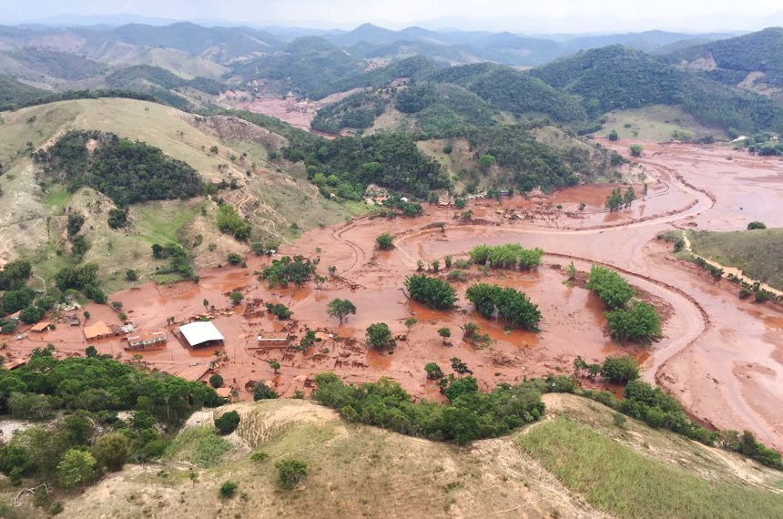 Vazamento de barragem em Mariana foi um dos piores desastres ambientais da história no Brasil