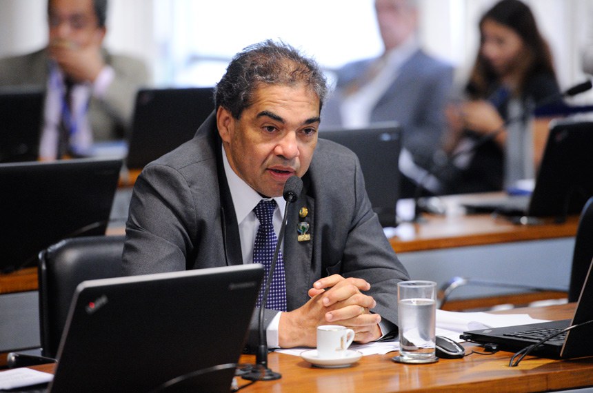 Comissão de Ciência, Tecnologia, Inovação, Comunicação e Informática (CCT) realiza reunião para apresentação de relatório com conclusões da avaliação da política pública "Fundos de Incentivo ao Desenvolvimento Científico e Tecnológico”. Logo depois, deliberativa com 48 itens. Entre eles, o PLS 696/2015, que determinar o uso obrigatório de recursos em pesquisa e desenvolvimento por empresas do setor elétrico em fontes alternativas.   Em pronunciamento, senador Hélio José (PMDB-DF)   Edilson Rodrigues/Agência Senado