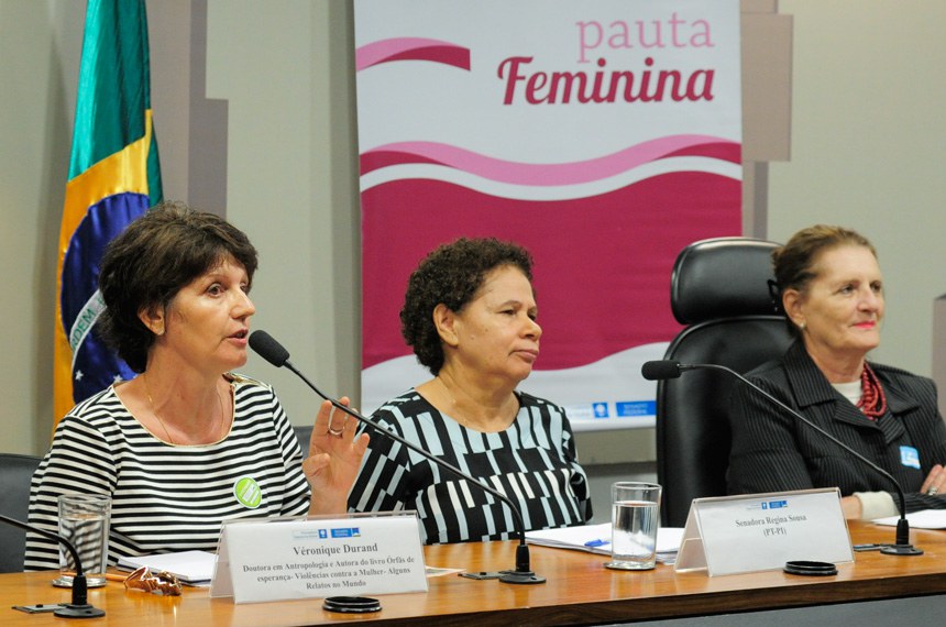 A antropóloga francesa  Véronique Durand, à esquerda, fala ao lado da senadora Regina Sousa (PT-PI) e da professora Lourdes Bandeira, titular do Departamento de Sociologia da UnB 
