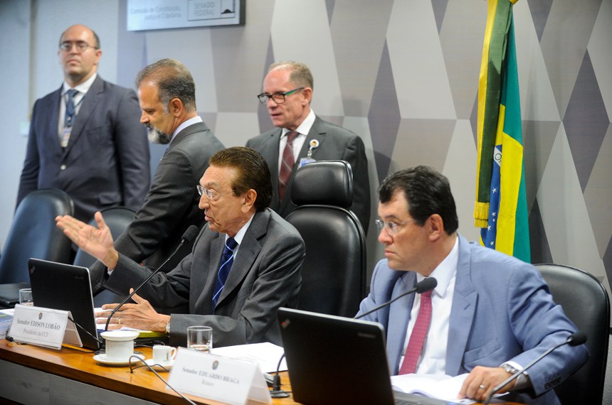 O presidente da CCJ, Edison Lobão, negou as três questões de ordem, decisões confirmadas pelo plenário do colegiado