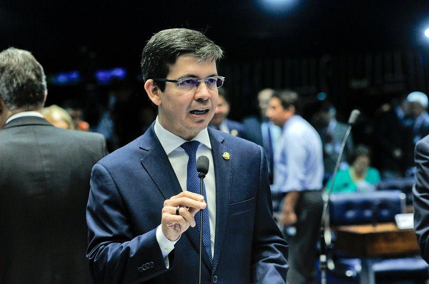 Randolfe Rodrigues (Rede-AP) aproveitou a votação da indicação de Alexandre de Moraes para pedir mudanças na forma de escolha dos ministros do STF