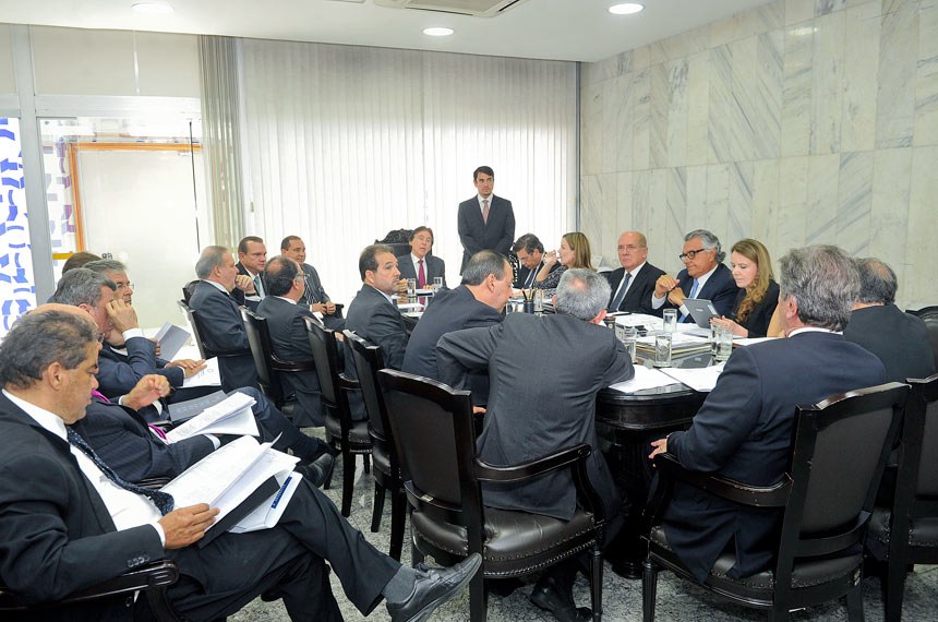 A negociação para aceleração da análise ocorreu na reunião de líderes com o presidente do Senado nesta terça-feira (7)