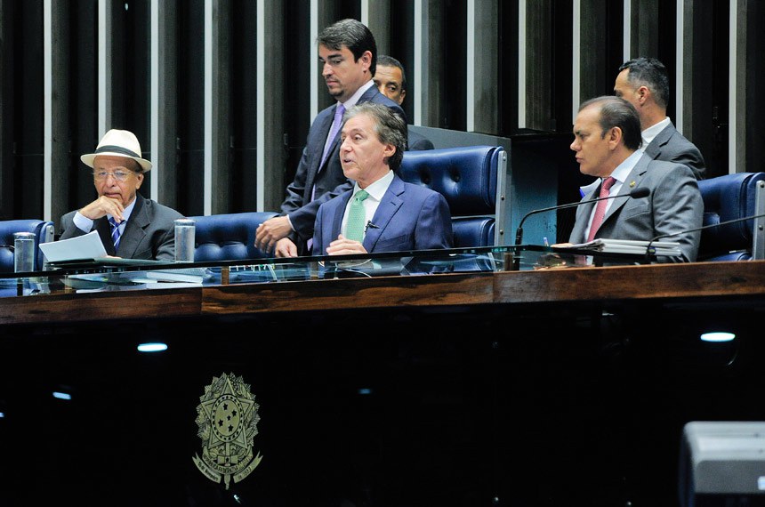 Eunício Oliveira (centro): senadores mostraram que o Senado é a Casa da Federação e que respeita as minorias e, fundamentalmente, as mulheres 