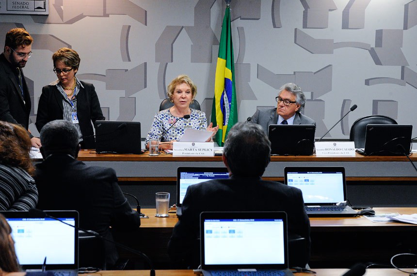 Senadora Marta Suplicy (PMDB-SP), presidente da CAS, e o senador Ronaldo Caiado (DEM-GO), vice-presidente do colegiado 