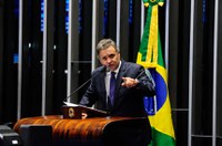 Aécio Neves diz que denúncia da revista 'Veja' é mentirosa