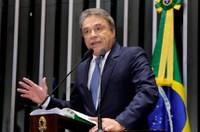 Alvaro Dias diz que emenda à PEC do foro privilegiado desfigura proposta