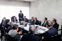 Eunício chega a acordo com líderes para votar MP do Cartão Reforma nesta terça