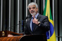 Humberto Costa lamenta fim do programa Ciencia sem Fronteira