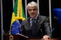 Humberto Costa critica cortes na educação e saúde