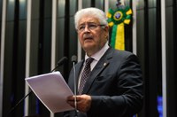 Requião compara eleitores 'iludidos' pela mídia a patos     