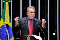 Alvaro Dias cobra posição da PGR sobre direitos políticos de Dilma